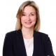 Auf dem Bild ist Anja Schulz zu sehen. Sie hat schulterlange, blonde, offene Haare. Trägt eine helle Bluse und einen dunkelblauen Blazer und lächelt freundlich 