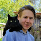 Thomas Kreidemeier mit Katze auf der Schulter abgelichtet