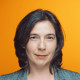 Portrait Claudia Schmidt, Kandidatin für die Landtagswahl, freundlich lächelnd, Jacket, schwarze Haare
