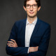 Markus Berg Markus Berg in weißem Hemd und dunkelblauem Jacket mit verschränkten Armen
