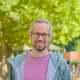 André Schulze vor grünem Hintergrund aus Bäumen