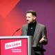 Jonas Löffler am Rednerpult beim Ladesvertreter:innentag der Partei Die Linke MV 2026 in Rostock
