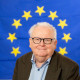Portraitfoto von Prof. Dr. Lutz Kowalzick vor der Europa-Flagge
