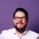 Portraitbild eines bärtigen Mannes mit Brille.