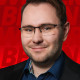 Samuel Märkt Profilbild von Samuel Märkt, SPD Kandiat rund um den Tegeler See; roter Hintergrund