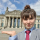 Portrait von Kanzlerin Martens vor dem Deutschen Bundestag