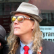 Die PARTEI Bremen – Lars Ottokar Köke im Profil. Er trägt die langen blonden Haare offen, einen grauen Hut mit Krempe und eine Sonnenbrille. Er hat ein graues Sakko an und trägt zum blauen Hemd eine rote Krawatte.