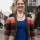Sabrina Hinz Sabrina in der Stadt. Sie trägt ein Kleid und einen gestreiften Cardigan