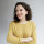 Delara Burkhardt Auf dem Bild ist mittig Delara mit verschränkten Armen vor einem neutralen Hintergrund zu sehen