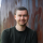 Aaron angelehnt an einer rostigen Wand mit Graffitis