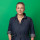 Annette Granzin Das Bild zeigt Annette Granzin vor einem grünen Hintergrund.