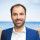 Benjamin Walczak Foto von Benjamin Walczak, im Hintergrund ist ein Strand zu sehen.
