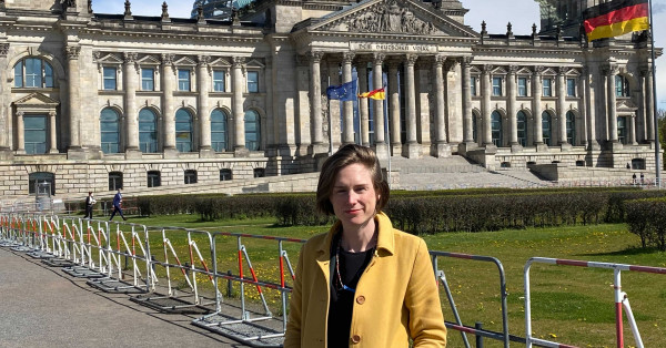 Clara Helming von abgeordnetenwatch.de vor dem Bundestag