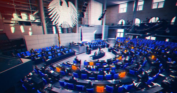 Ansicht des Plenarsaals im Bundestag, einige Sitze sind orange hervorgehoben.