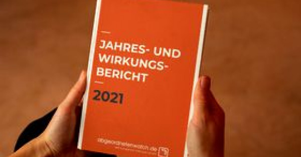 Foto Titelseite des Jahresberichts 2021 von abgeordnetenwatch.de