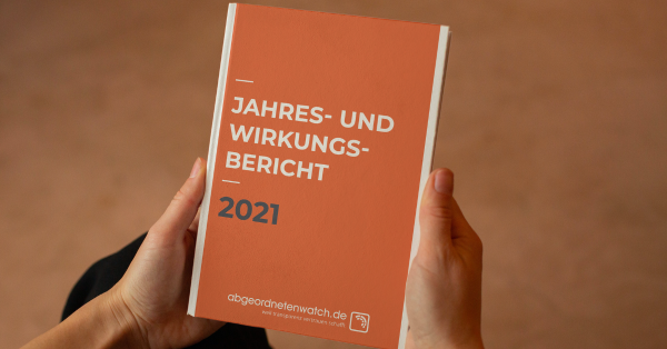 Foto Titelseite des Jahresberichts 2021 von abgeordnetenwatch.de