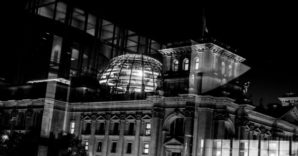 Reichstagsgebäude bei Nacht