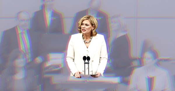 Julia Klöckner am Pult des Bundestagspräsidiums im Deutschen Bundestag