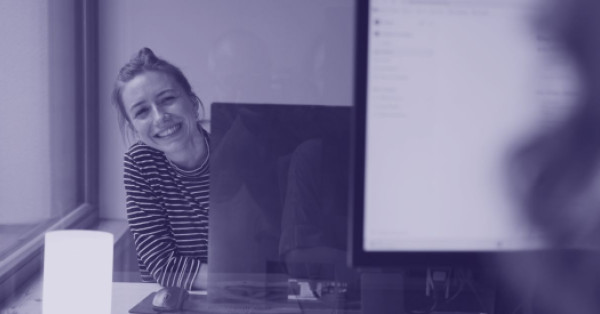 Fröhliche Mitarbeitende von abgeordnetenwatch bei der Arbeit am Computer