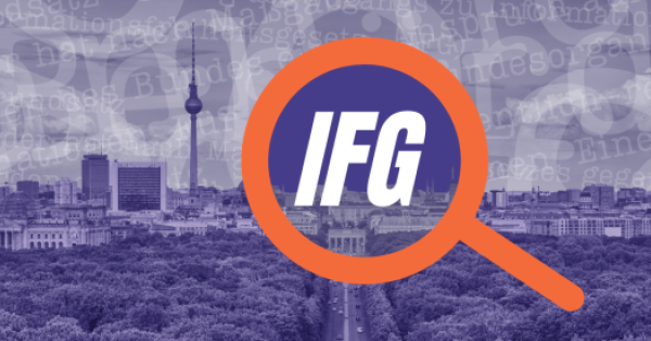 Skyline von Berlin, Buchstabenwirrwarr am Himmel & eine Lupe, die die Buchstaben IFG klar hervortreten lässt