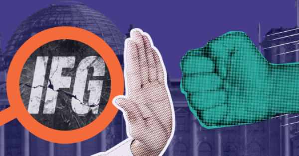 Collageartige Grafik zum Informationsfreiheitsgesetz. Vor einem dunkelviolett eingefärbten Hintergrund mit Reichstagsgebäude ist links eine orangefarbene Lupe mit der Aufschrift „IFG“ zu sehen. In der Mitte steht eine erhobene Hand als Stopp-Symbol, rechts trifft eine grün-türkis gepunktete Faust darauf.