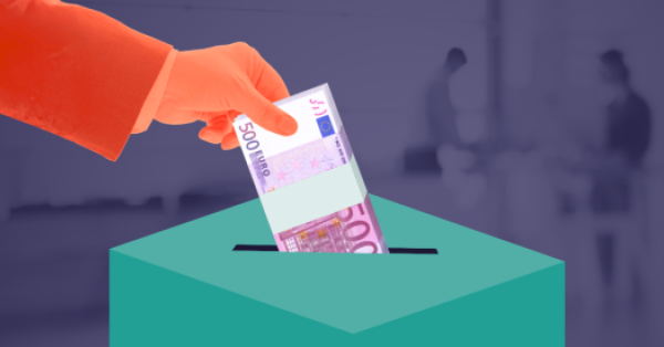 Eine orange eingefärbte Hand steckt ein Bündel aus 500-Euro-Scheinen in eine türkisfarbene Wahlurne. Im violett getönten Hintergrund sind unscharf zwei Personen im Wahllokal zu sehen.