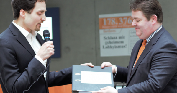 Unterschriftenübergabe Lobbyregister an Ansgar Heveling (CDU). 8.3.2017