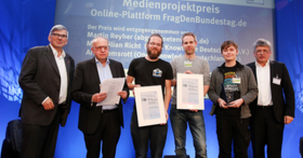 Foto Preisverleihung Otto Brenner Preis 2016 für FragDenBundestag