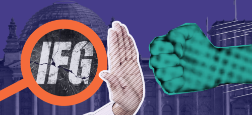 Collageartige Grafik zum Informationsfreiheitsgesetz. Vor einem dunkelviolett eingefärbten Hintergrund mit Reichstagsgebäude ist links eine orangefarbene Lupe mit der Aufschrift „IFG“ zu sehen. In der Mitte steht eine erhobene Hand als Stopp-Symbol, rechts trifft eine grün-türkis gepunktete Faust darauf.