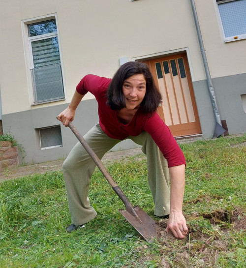 Claudia Schmidt Gartenarbeit in der Grünflächenpatenschaft