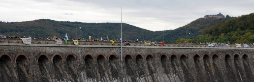 Menschenkette auf der Sperrmauer: "Wir wollen keine Tierfabriken!"