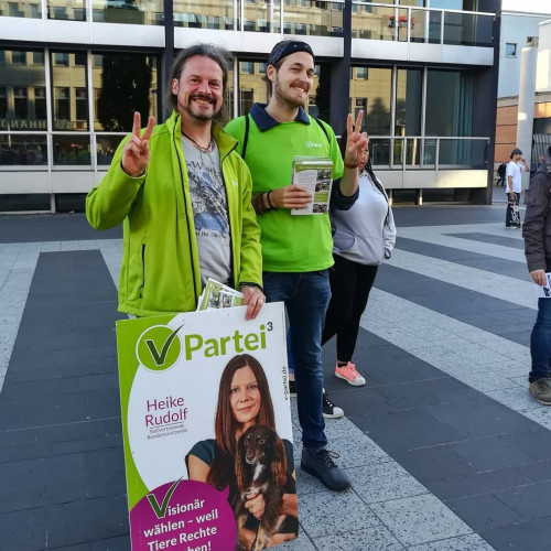 Markus Streck und Daniel Garratt, V-Partei³ Mittelfranken, bei der Demo gegen betäubungslose Ferkelkastration