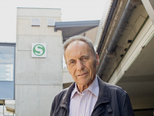 Dr. Robert Mertel vor S-Bahnhof