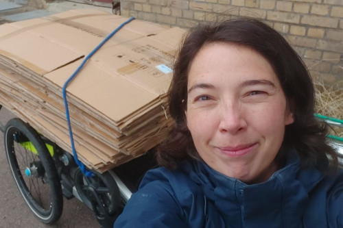 Claudia Schmidt packt an - Kartons besorgen
