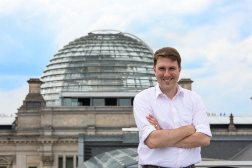 Markus Tressel vor dem Reichstagsgebäude