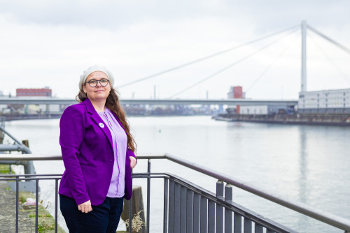 Michaela Schneider-Wettstein am Rheinufer. Foto: Thorsten Janz.