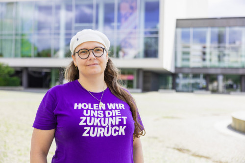 Michaela Schneider-Wettstein vor dem Pfalzbau. Foto: Thorsten Janz.