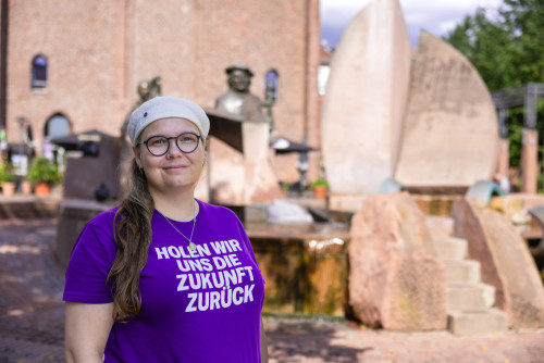 Michaela Schneider-Wettstein vor dem Lutherbrunnen. Foto: Thorsten Janz.