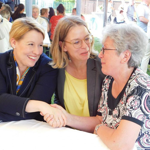 Landtagsabgeordnete Tina Fischer und Franziska Giffey, Bundesministerin für Familie, Senioren, Frauen und Jugend, beim Ehrenamtsempfang in Wildau.
