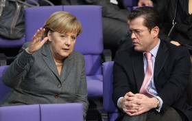 Guttenberg und Merkel (Foto: picture alliance / dpa | Wolfgang Kumm)