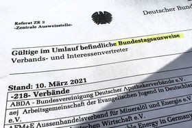 Hausausweisliste des Bundestags (Ausriss) Hausausweisliste des Bundestags (Ausriss)