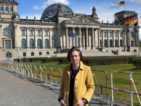 Clara Helming von abgeordnetenwatch.de vor dem Bundestag