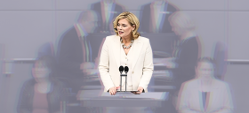 Bundestagspräsidentin Julia Klöckner Julia Klöckner am Pult des Bundestagspräsidiums im Deutschen Bundestag