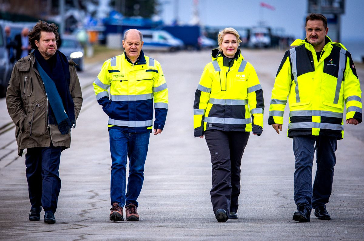 Bundeskanzler Olaf Scholz mit den LNG-Unternehmern Wagner und Knabe sowie Ministerpräsidentin Schwesig
