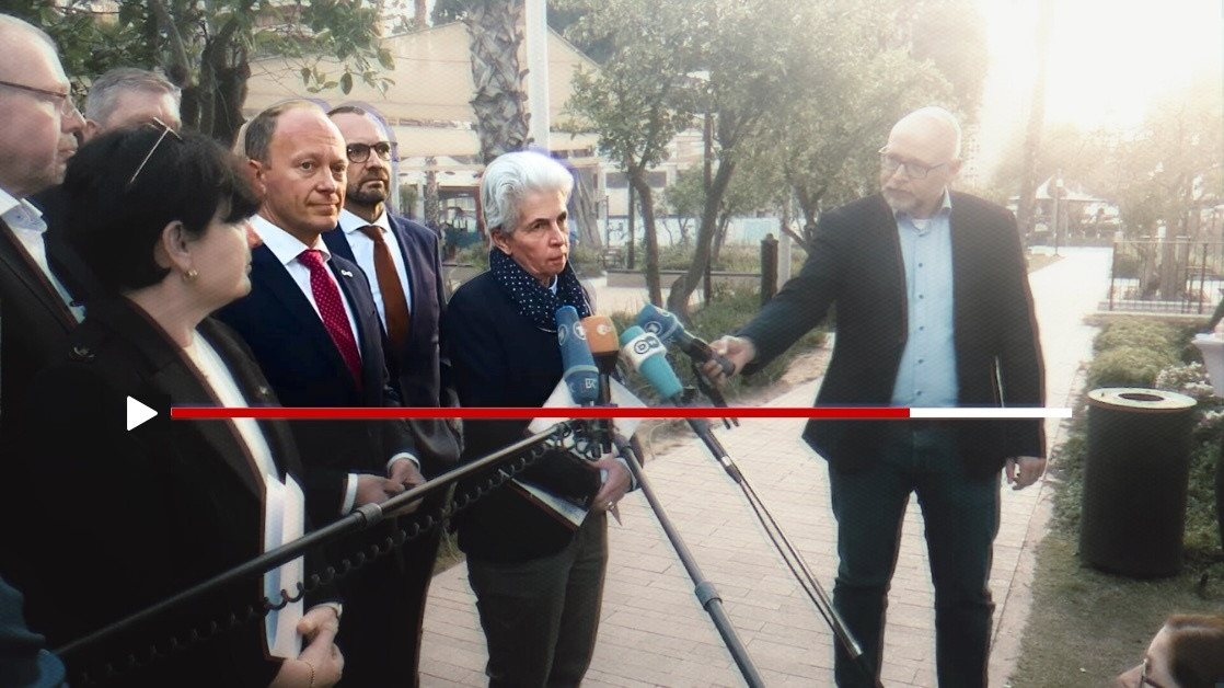 Ein Screenshot aus einem Video, das Strack-Zimmermann bei einem Fernsehinterview zeigt, neben ihr stehen weitere Politiker:innen und der Elnet-CEO