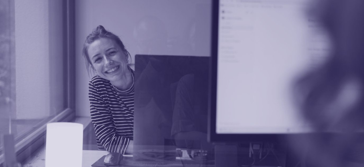 Fröhliche Mitarbeitende von abgeordnetenwatch bei der Arbeit am Computer