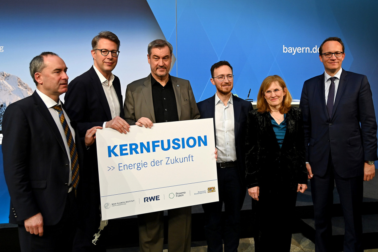 Das Gruppenbild zeigt 5 Personen auf einer Pressekonferenz zum Projekt "Fusionsdemonstrator ALPHA" am 26.02.2026 mit Ministerpräsident Markus Söder