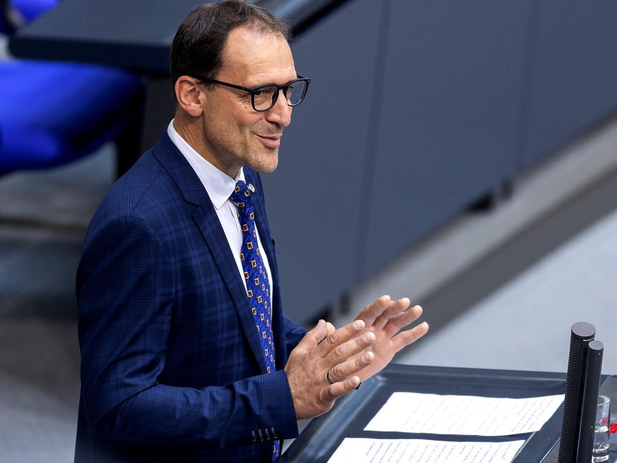 Foto von MdB Alexander Engelhard (CSU) am Rednerpult des Bundestags