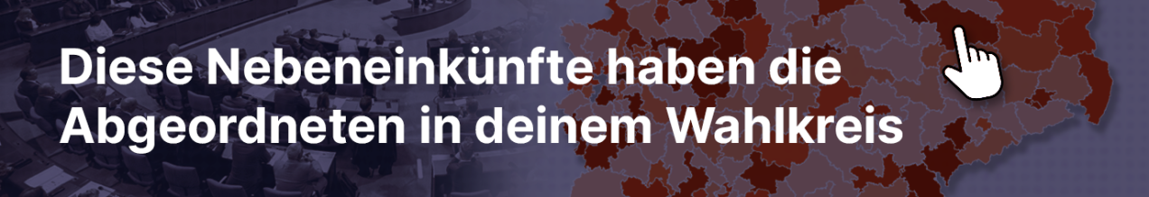 Banner-Grafik zu Nebeneinkünften von Abgeordneten, die zur interaktiven Wahlkreiskarte verlinkt. Im Hintergrund sind links der Bundestagsplenarsaal und rechts eine in unterschiedlichen Farbtönen eingefärbte Wahlkreiskarte Deutschlands zu sehen. Darüber steht in großer weißer Schrift: „Diese Nebeneinkünfte haben die Abgeordneten in deinem Wahlkreis“. Ein Hand-Cursor zeigt auf einen exemplarischen Wahlkreis.