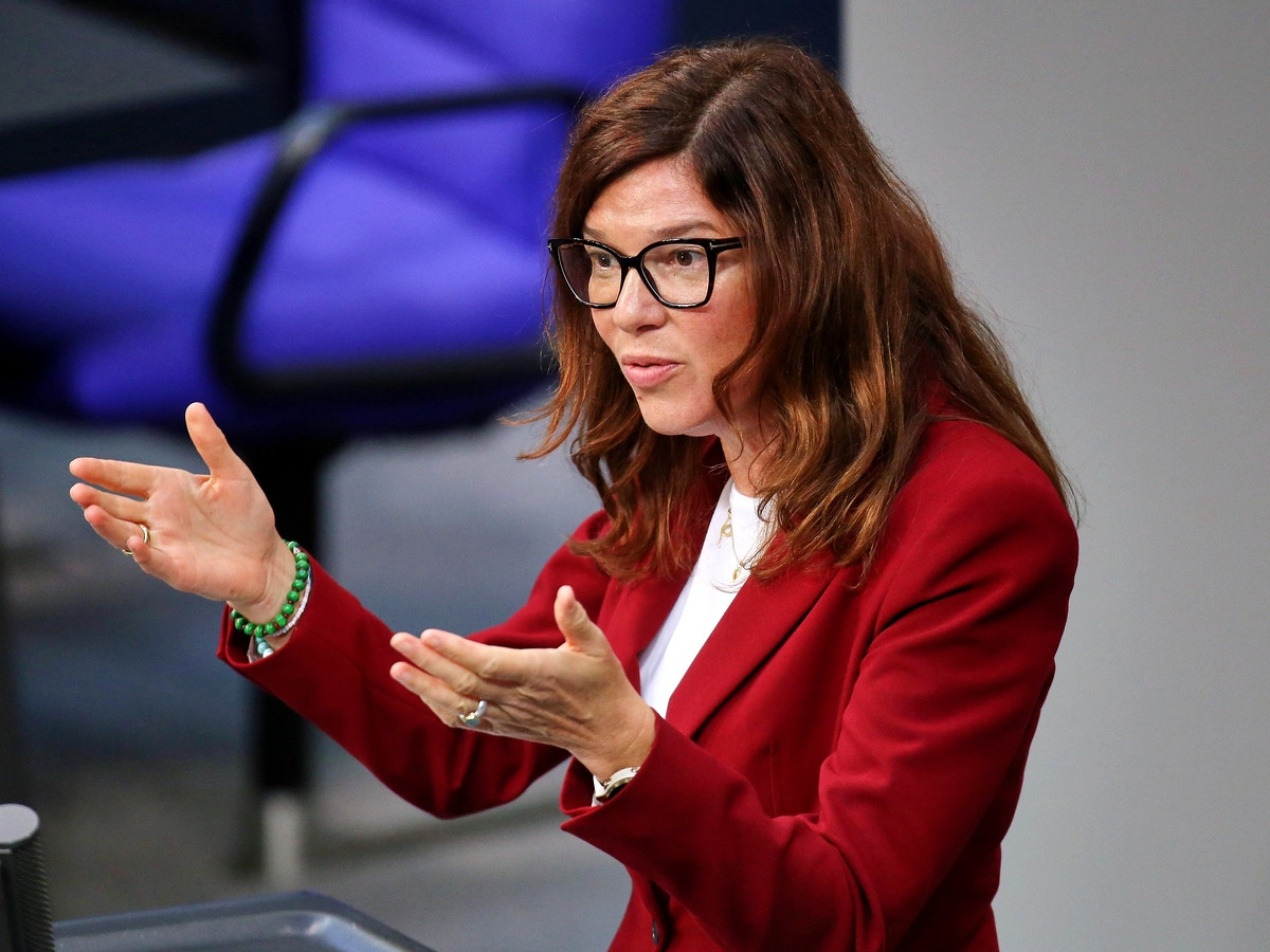 MdB Ophelia Nick (Grüne) am Rednerpult im Bundestag